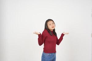 jong Aziatisch vrouw in rood t-shirt verward ik niet doen weten gebaar geïsoleerd Aan wit achtergrond foto