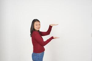 jong Aziatisch vrouw in rood t-shirt meten en Holding groot Product geïsoleerd Aan wit achtergrond foto