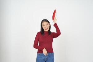 jong Aziatisch vrouw in rood t-shirt Holding Indonesisch vlag, onafhankelijkheid dag concept geïsoleerd Aan wit achtergrond foto