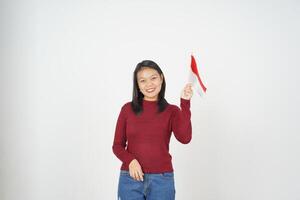 jong Aziatisch vrouw in rood t-shirt Holding Indonesisch vlag, onafhankelijkheid dag concept geïsoleerd Aan wit achtergrond foto