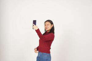 jong Aziatisch vrouw in rood t-shirt nemen een selfie foto geïsoleerd Aan wit achtergrond