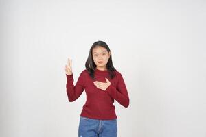 jong Aziatisch vrouw in rood t-shirt vloeken maken een eed geïsoleerd Aan wit achtergrond foto