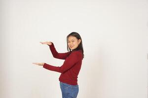 jong Aziatisch vrouw in rood t-shirt meten en Holding groot Product geïsoleerd Aan wit achtergrond foto