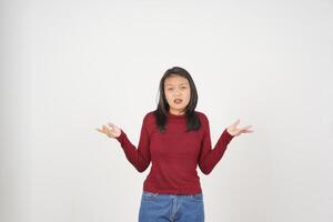 jong Aziatisch vrouw in rood t-shirt verward ik niet doen weten gebaar geïsoleerd Aan wit achtergrond foto