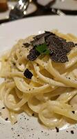 ai gegenereerd truffel pasta geschoren zwart truffels foto