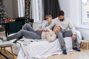 gelukkig familie concept moeder vader en zoon hebben pret Bij huis foto