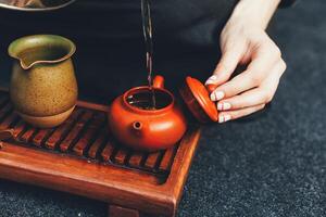 traditioneel thee ceremonie dichtbij omhoog met vrouw hand- foto