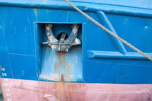 de detailopname van de groot anker van de veerboot boot foto
