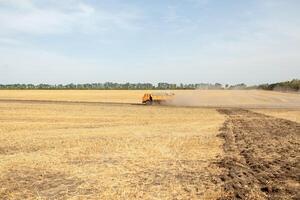 een bijhouden rijden Aan een weg in zonnig, landelijk veld- foto