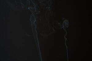 rook vorm Aan zwart achtergrond foto