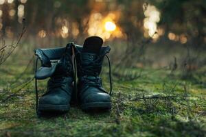 wandelaar oud zwart laarzen staand Aan gras moeilijk reizen concept foto