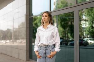 zakenvrouw geslaagd vrouw bedrijf persoon staand buitenshuis zakelijke gebouw buitenkant. Kaukasisch vertrouwen professioneel bedrijf vrouw midden- leeftijd foto