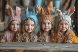ai gegenereerd vier schattig weinig meisjes met konijn oren Aan hun hoofden zijn zittend Bij houten tafel. foto