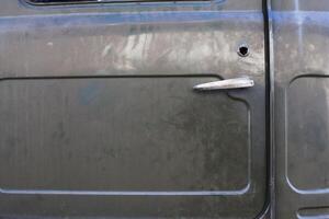 roestig verweerd vuil retro auto deur met veel krassen achtergrond structuur detailopname foto