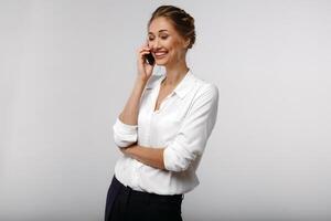 vrolijk minzaam positief zakenvrouw met een cel telefoon. gesprek. bedrijf portret foto