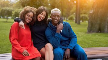 multi-etnisch groep mensen tiener- vrienden. Afro-Amerikaans, aziatisch, leerling uitgeven tijd samen multiraciaal vriendschap foto