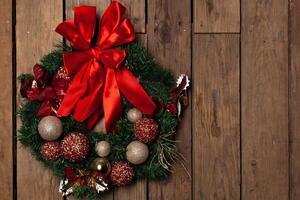 komst Kerstmis krans Aan houten deur of muur decoratie foto