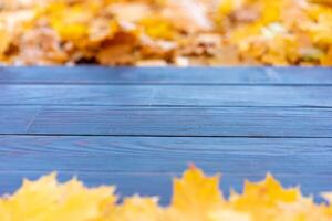 leeg houten tafel natuur bokeh achtergrond met herfst geel esdoorn- blad kostganger sjabloon bespotten omhoog voor Scherm van Product kopiëren ruimte foto