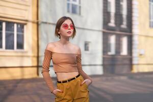 mooi jong Kaukasisch vrouw wandelingen straten van de stad warm zomer zonnig dag foto