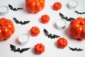 halloween achtergrond, oranje decoratief plastic pompoen zwart papier knuppel wit karton dankzegging groet kaart foto