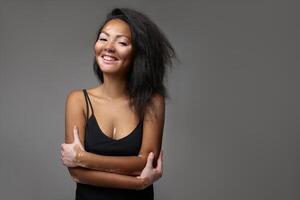 mooi Afrikaanse meisje in studio met huid problemen vitiligo studio het schieten foto