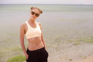 buitenshuis mode portret zomer strand stijl van jong mooi vrouw vers gezicht glimlachen Aan de strand van keerkring eiland hebben pret Aan vakantie in zonnebril foto