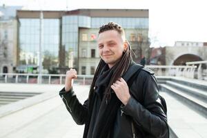 rocker rots ster jong Mens wandelen Aan de stad straat herfst dag foto