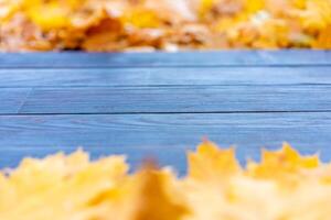 leeg houten tafel natuur bokeh achtergrond met herfst geel esdoorn- blad kostganger sjabloon bespotten omhoog voor Scherm van Product kopiëren ruimte foto