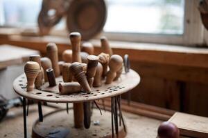 hout snijwerk gereedschap timmerman gereedschap in staan Bij werkplaats foto