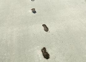 schoen voetafdruk Aan beton oppervlakte abstract achtergrond. foto