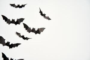 halloween decoratie concept zwart papier vleermuizen wit karton achtergrond foto