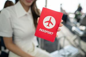een passagier Bij de luchthaven instappen poort met haar paspoort in hand. foto