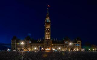 Canadees parlement gebouwen en honderdjarig vlam Bij schemer in Ottawa, Canada foto