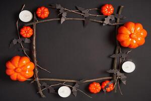 halloween achtergrond, oranje decoratief plastic pompoen zwart papier knuppel zwart karton dankzegging groet kaart foto