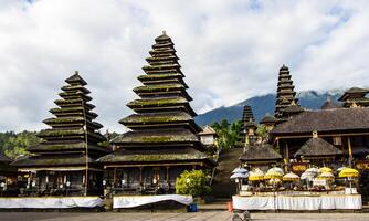 achtergrond van de stilte van nyepi dag met de tempel Bij zonsondergang foto