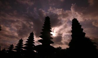 achtergrond van de stilte van nyepi dag met de tempel Bij zonsondergang foto