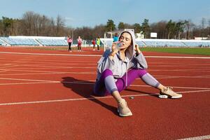 fit sportief meisje ontspannende na jogging foto