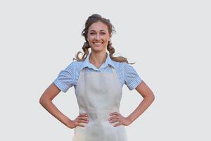 vrouw gekleed schort wit achtergrond Kaukasisch midden- leeftijd vrouw bedrijf eigenaar in uniform foto