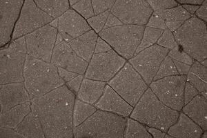 oud weg achtergrond - oppervlakte van grijs gebarsten asfalt structuur foto