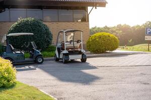 golf auto staand parkeren golf club warm zomer dag foto