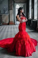 vrouw wijnoogst rood jurk oud kasteel mooi prinses in verleidelijk jurk foto