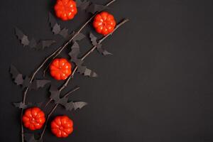 halloween achtergrond, oranje decoratief plastic pompoen zwart papier knuppel karton dankzegging groet kaart foto