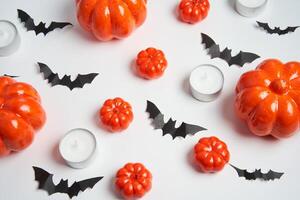 halloween achtergrond, oranje decoratief plastic pompoen zwart papier knuppel wit karton dankzegging groet kaart foto