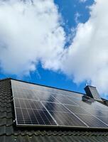 zonnepanelen die schone energie produceren op een dak van een woonhuis foto