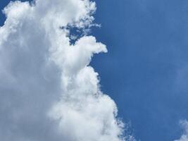 blauw lucht hoog abstract vorm wolken achtergrond in zomer helling licht schoonheid achtergrond. mooi helder cirrostratus wolk en kalmte vers wind lucht foto