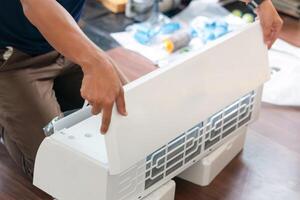 lucht conditioner reparatie en installatie concepten, lucht conditioning technici bereiden naar installeren nieuw lucht conditioners in huis foto