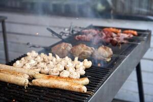 straat verkoper grillen geassorteerd bbq vlees worstjes en groente foto