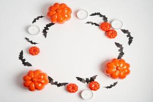 halloween achtergrond, oranje decoratief plastic pompoen zwart papier knuppel wit karton dankzegging groet kaart foto