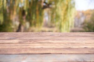 leeg houten tafel natuur bokeh achtergrond met een land buitenshuis thema, sjabloon bespotten omhoog voor Scherm van Product foto