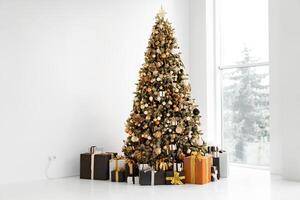 Kerstmis boom in wit interieur met elegant zwart en oranje geschenk doos foto